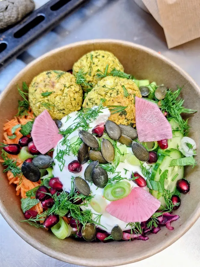 Bol de saison, crudités, falafels, quinoa, houmous
