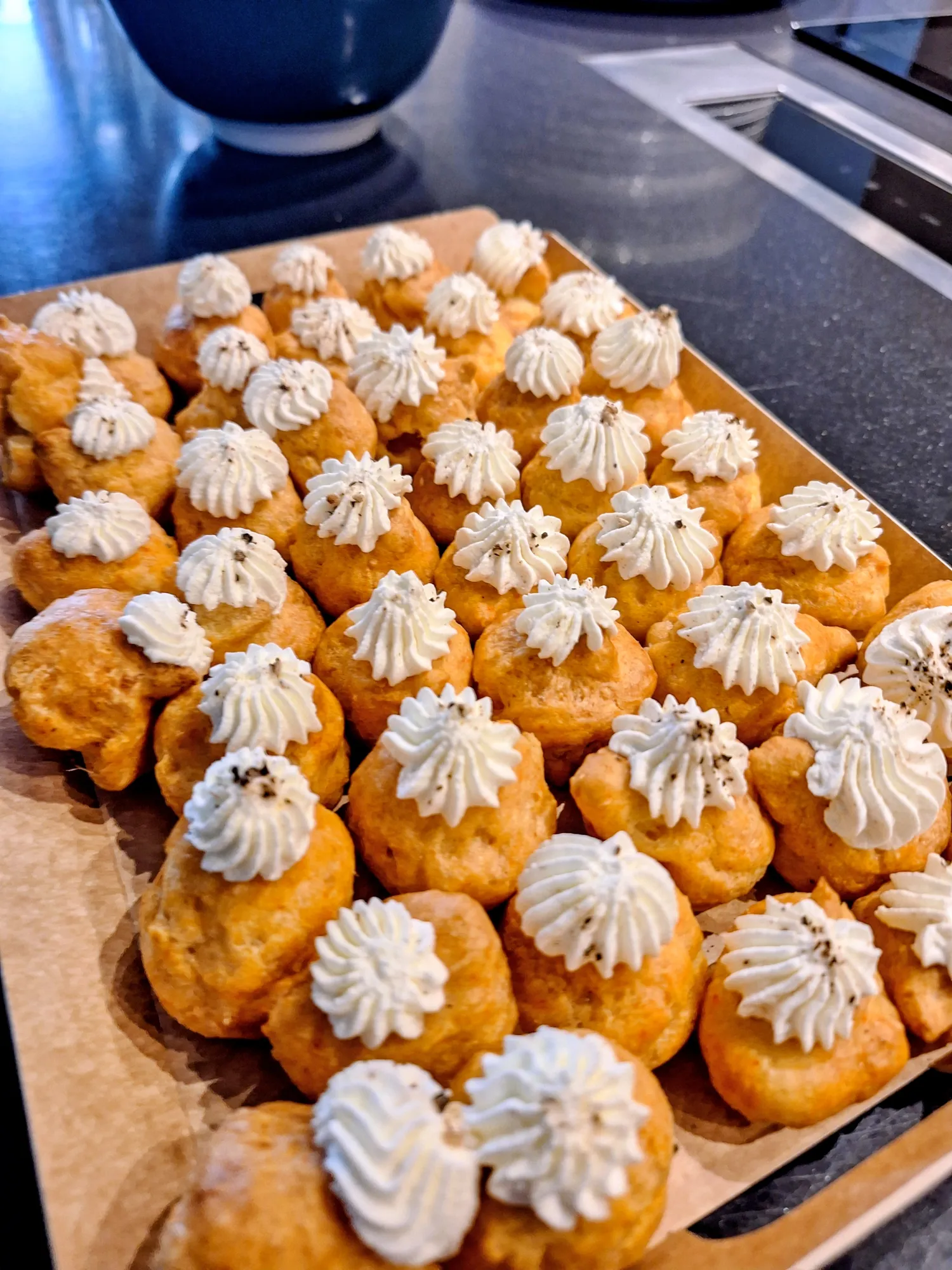 Gougères paprika et chantilly salée
