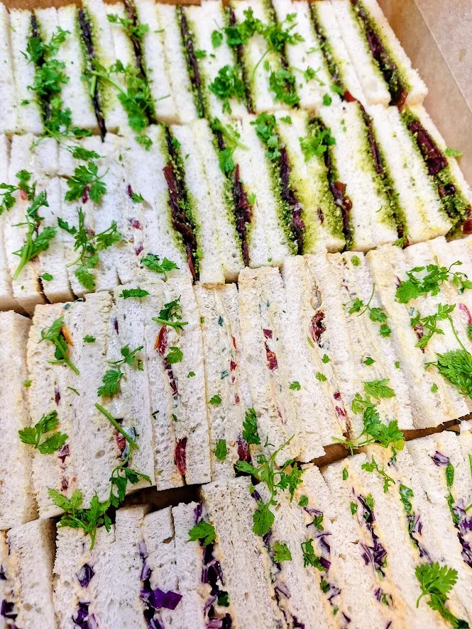 Mini finger sandwich — Chèvre frais, tapenade de figues