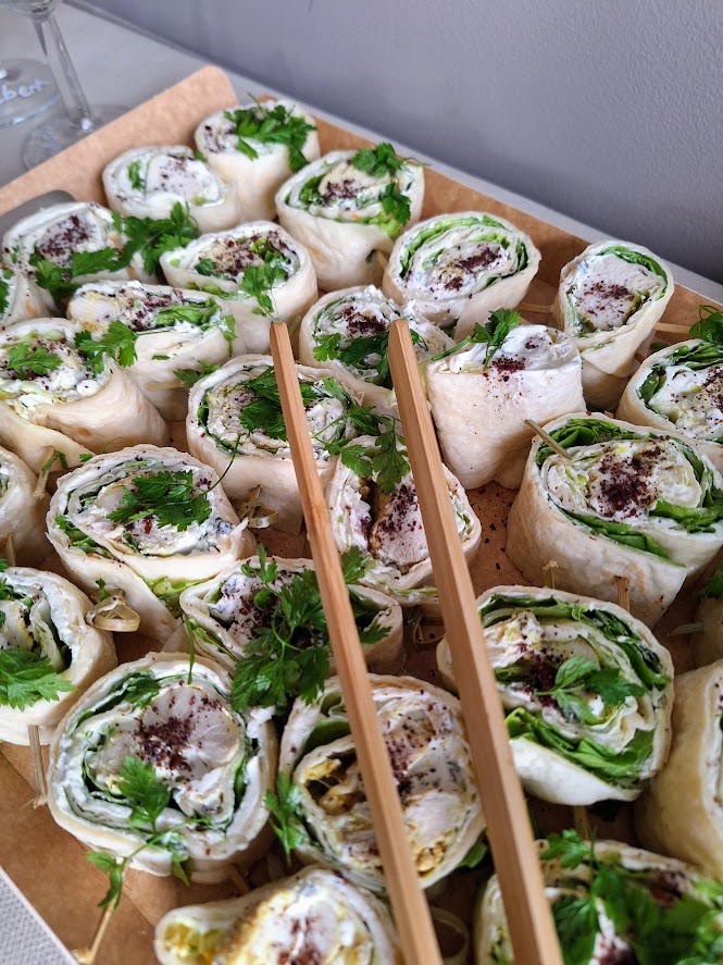Petits wraps au poulet, citron et épices