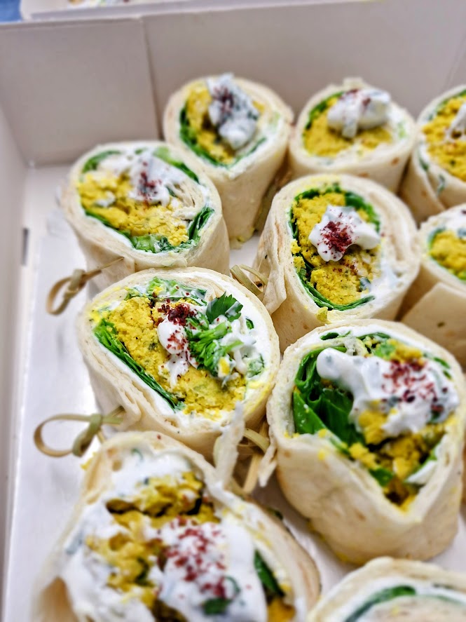 Petits wraps falafels, sauce blanche, salade