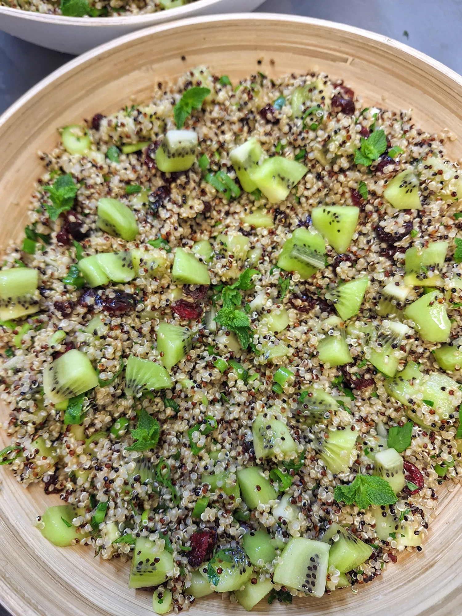Salade de quinoa, kiwis, cranberries, herbes fraîches